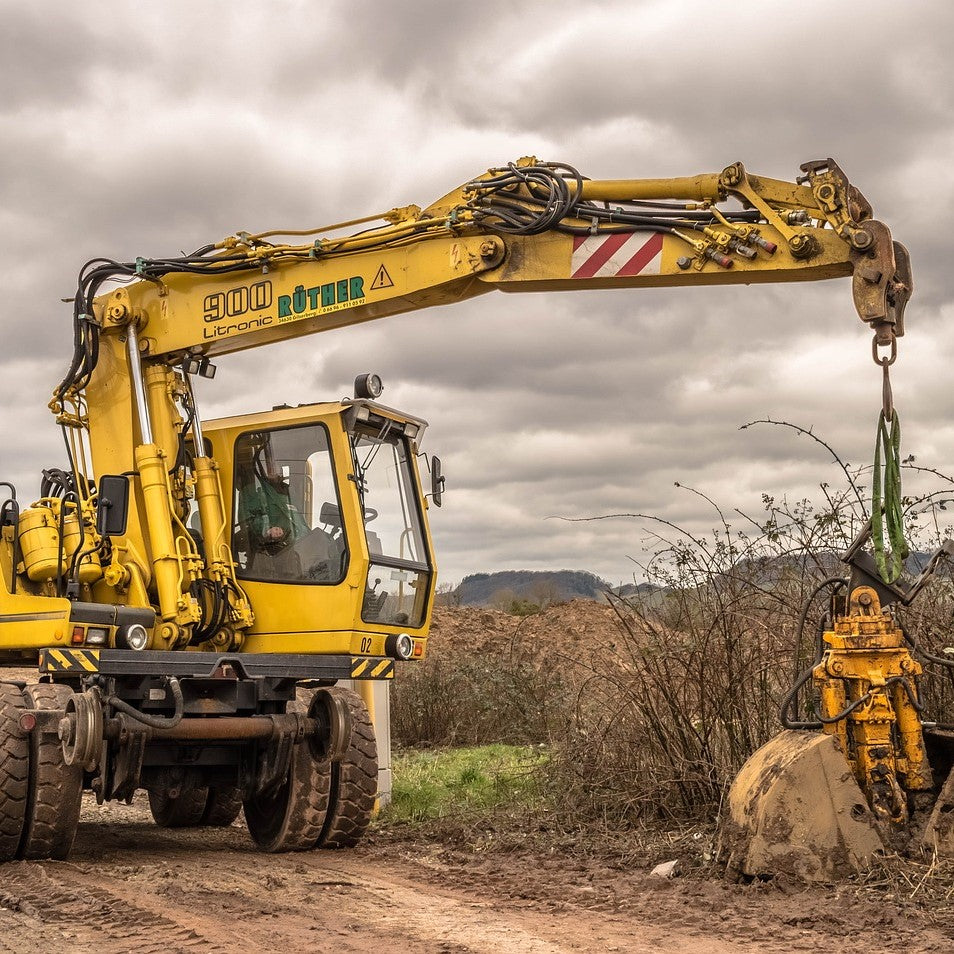 Eine Baumaschine arbeitet auf einer Baustelle