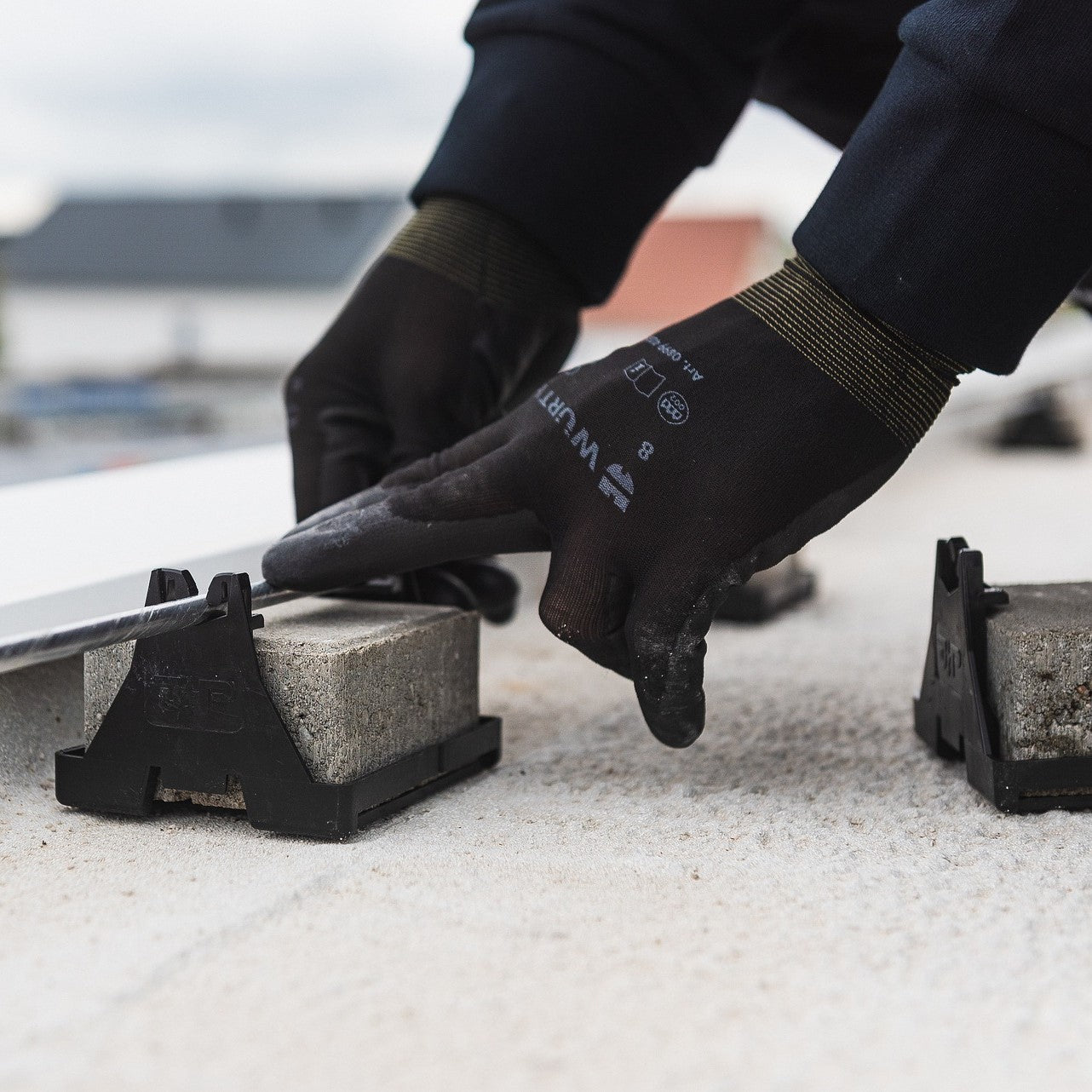 Ein Handwerker bringt einen BIitzableiter an