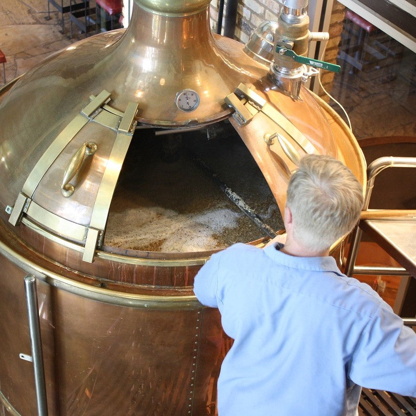 Ein Mann arbeitet in einer Brauerei