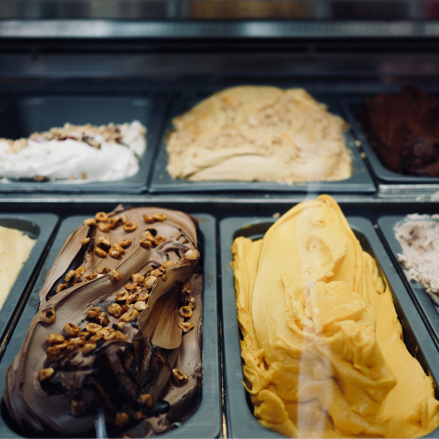 Verschiedene Sorten von Eis in einer Eisdiele