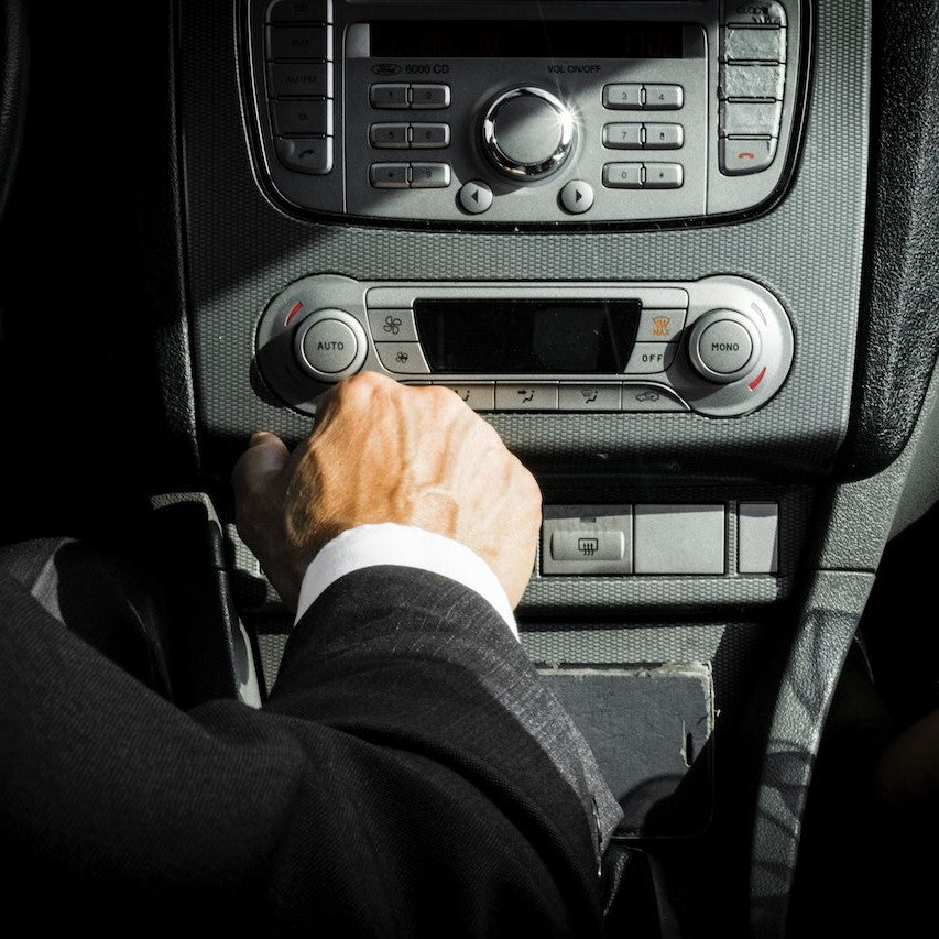 Ein Chauffeur betätigt das Display im Auto