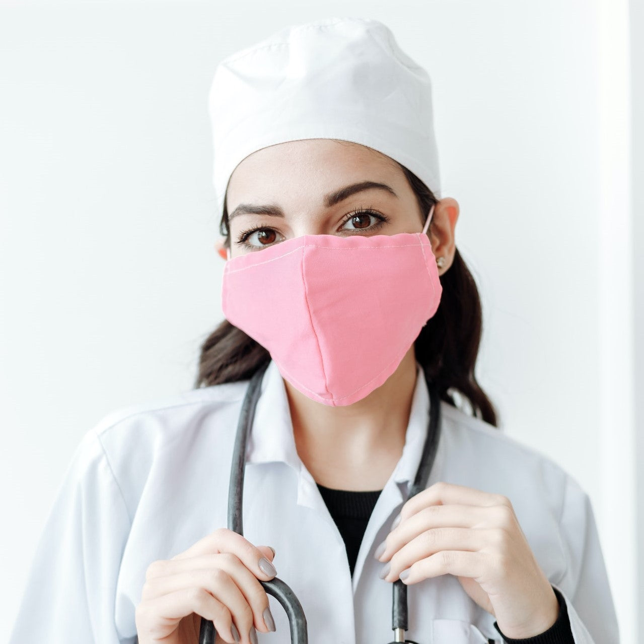 Eine Gastroenterologin mit Gesichtsmaske blickt in die Kamera