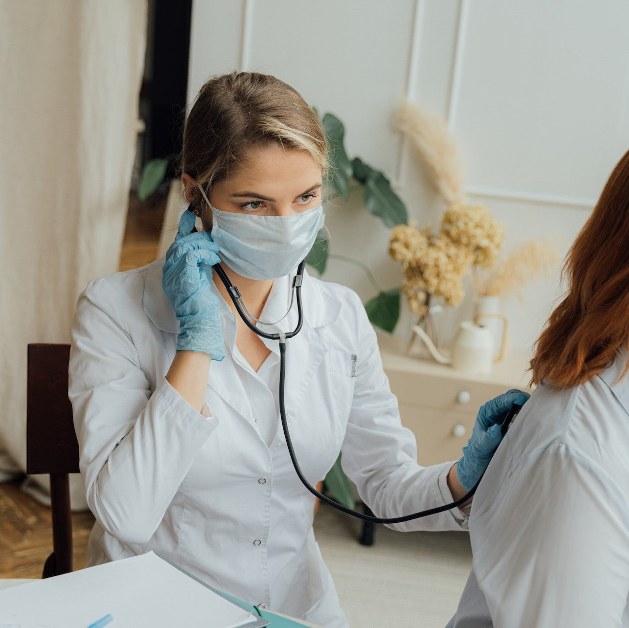 Eine Internistin untersucht eine Patientin