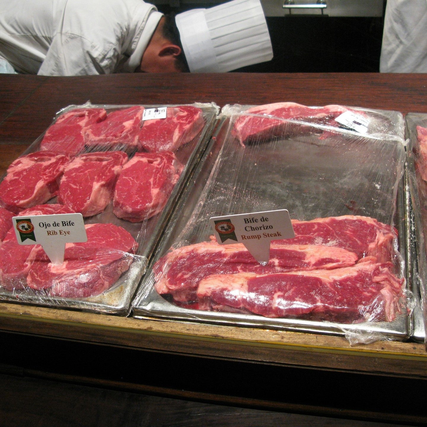 Rinderfleisch liegt in der Theke einer Metzgerei