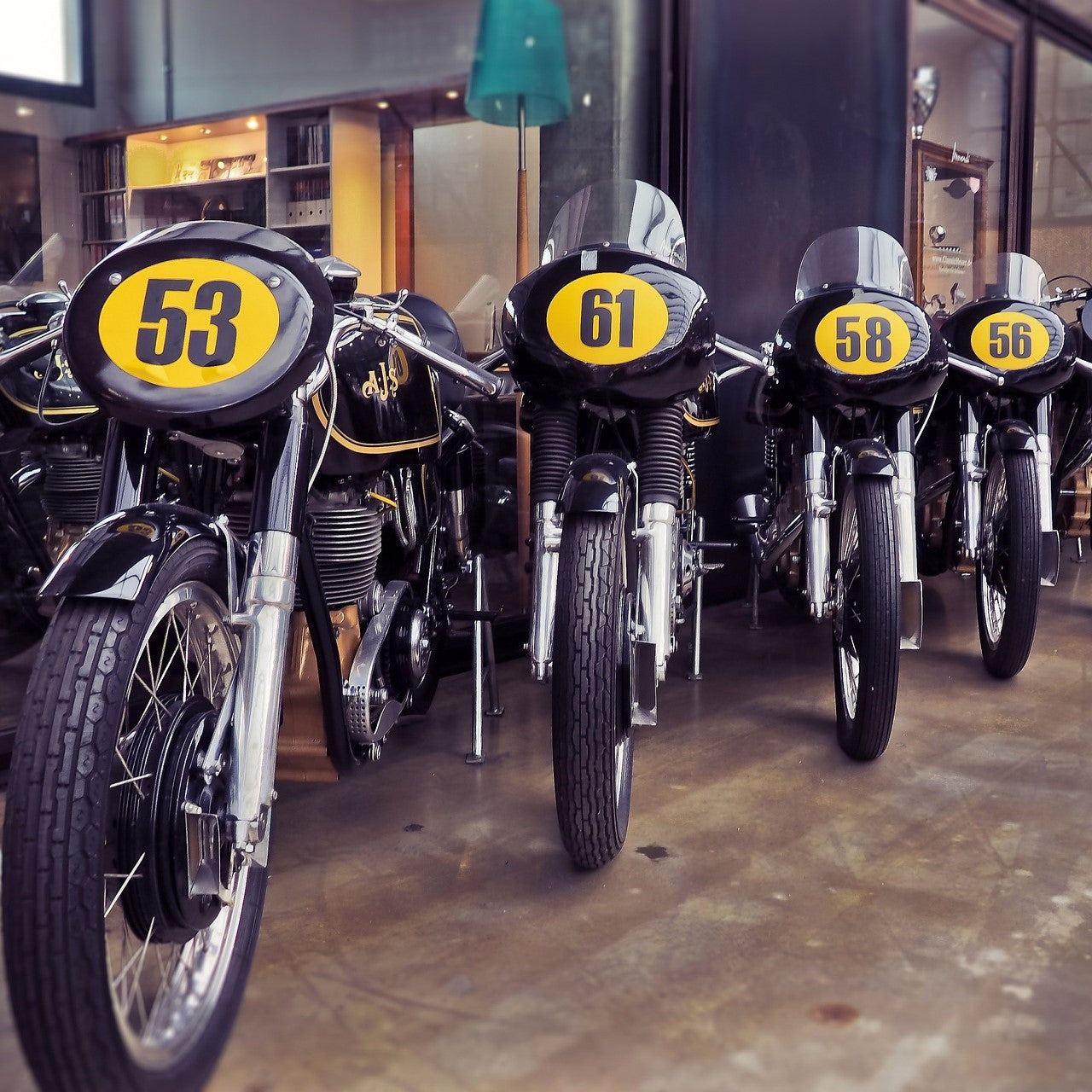 Motorräder stehen bei einem Motorradhändler zum Verkauf