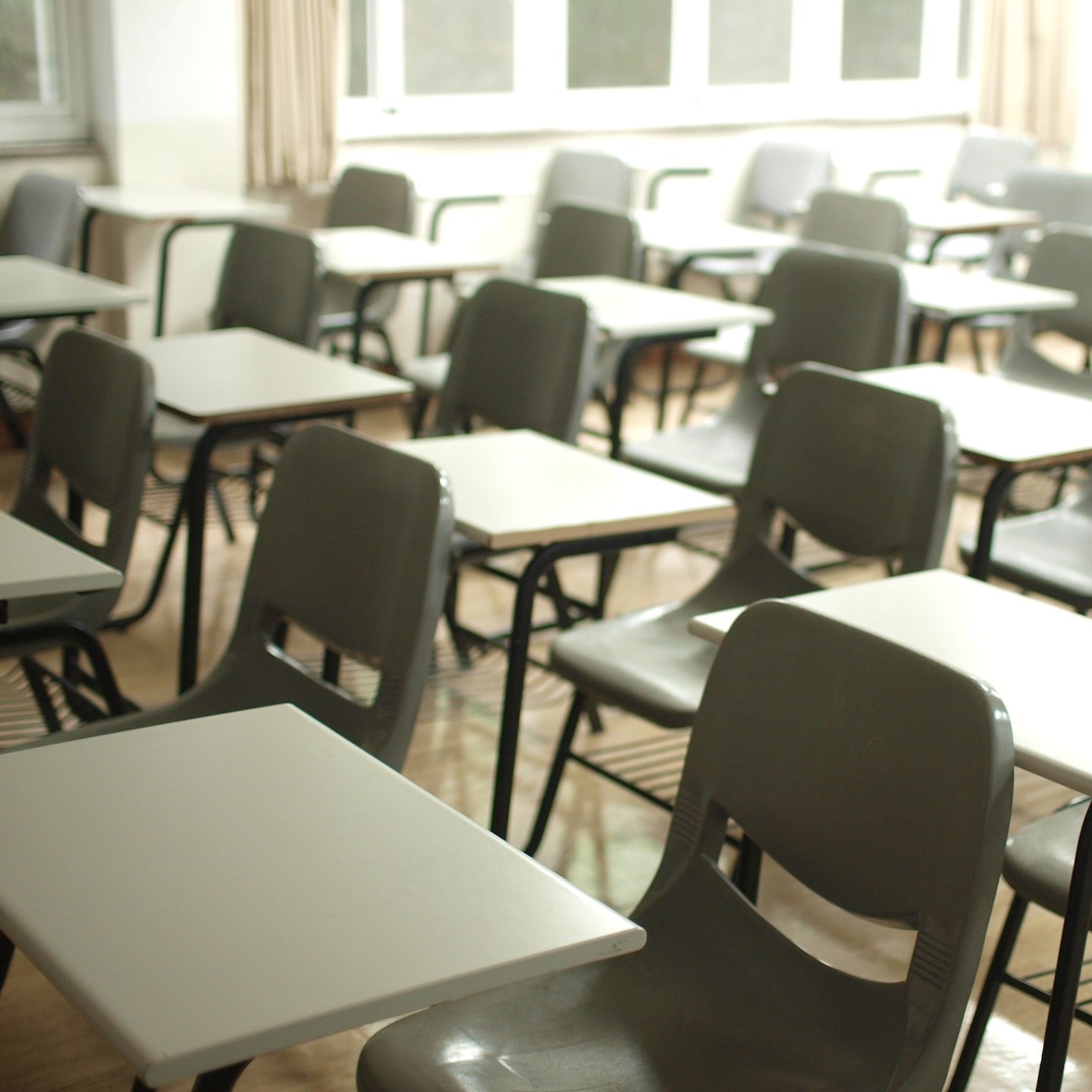 Ein leerer Klassenraum