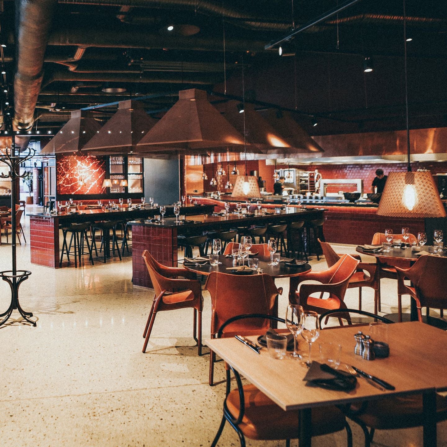 Ein Restaurant in roter Einrichtung und mit gedeckten Tischen