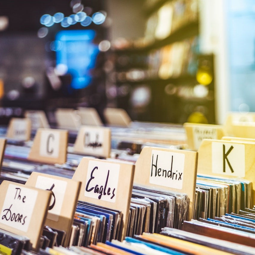 Schallplatten verschiedener Künstler liegen sortiert in einem Schallplattenladen