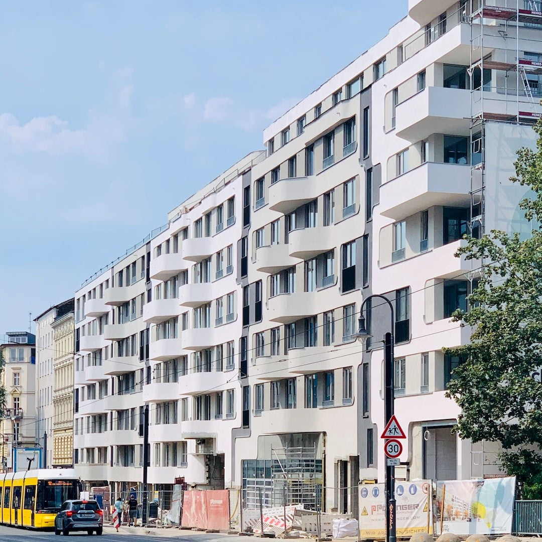 Blick auf einen neu gebauten Wohnkomplex