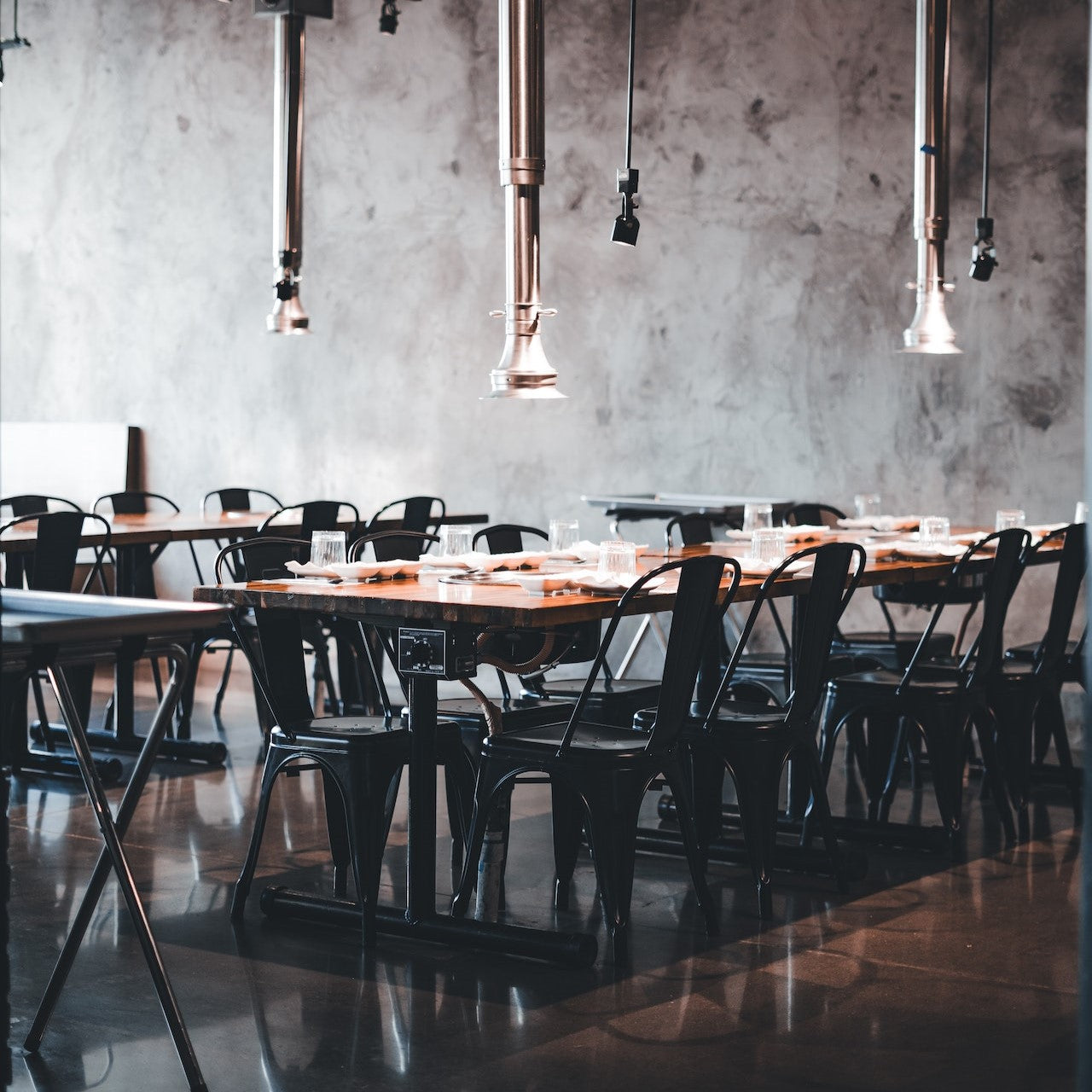 Blick in eine Kantine mit gedecktem Tisch