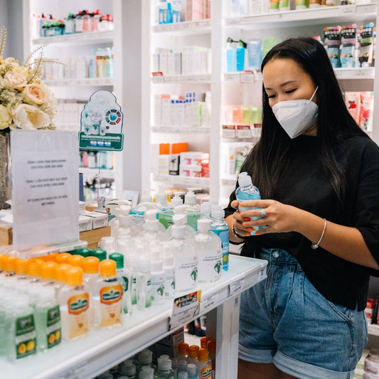 Frau begutachtet Produkte in einer Apotheke