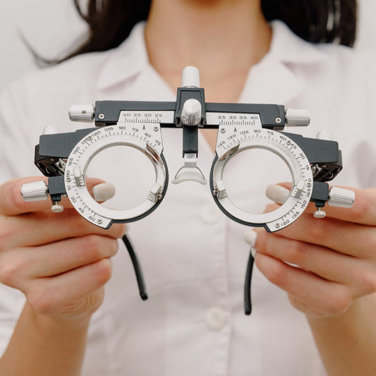 Eine Augenärztin zeigt ein Diagnosegerät