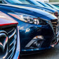 Hochwertige Autos stehen geparkt in einer Reihe