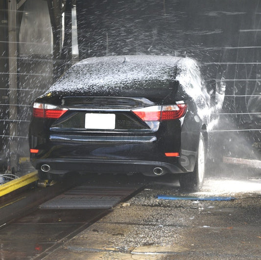 Ein Auto wird in einer Autowaschanlage gewaschen