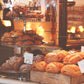 Backwaren liegen im Schaufenster einer Bäckerei