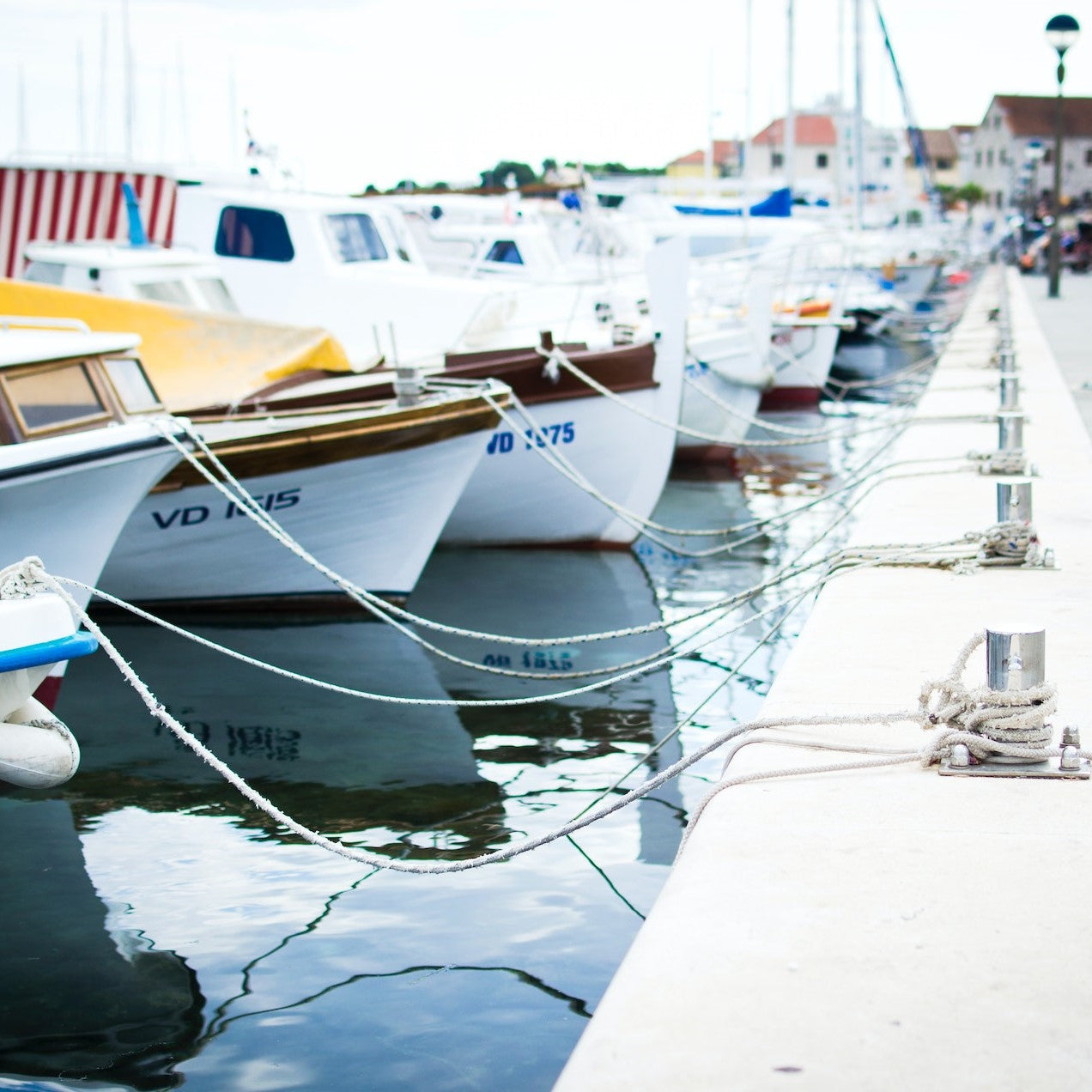 Boote an einem Hafen