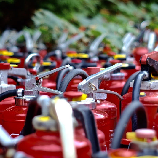 Viele Feuerlöscher in Lagerstätte