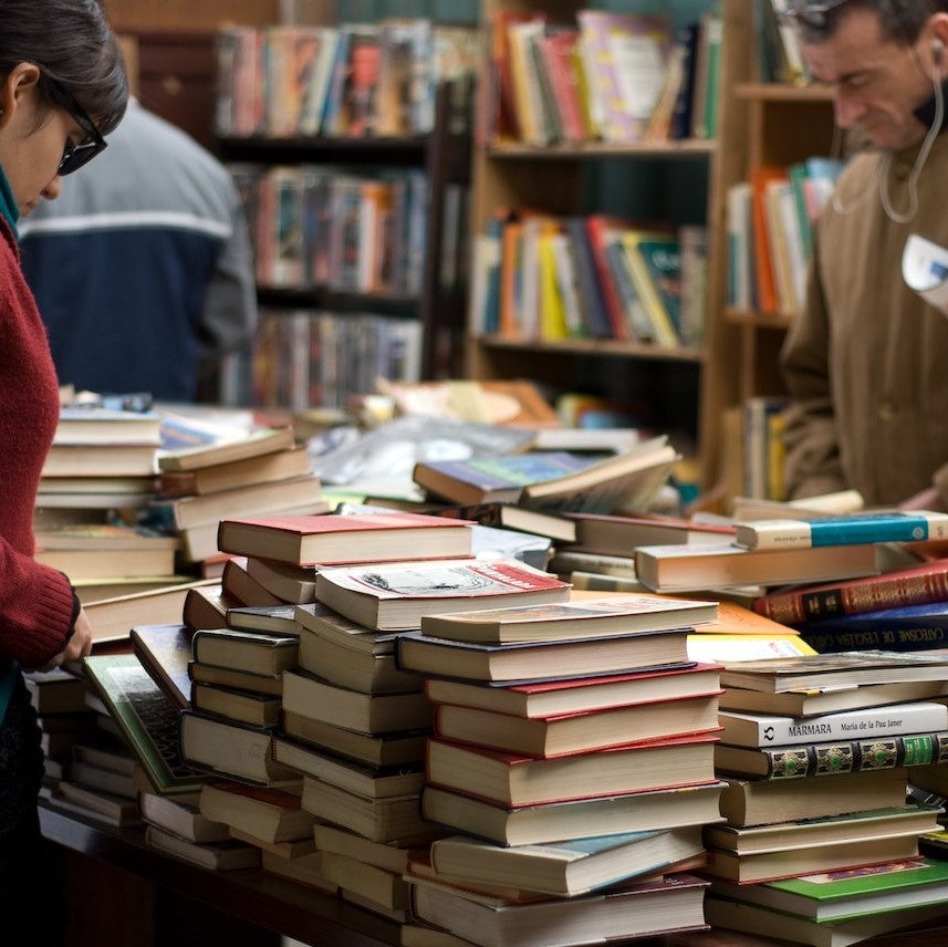 Menschen sehen sich Bücher in einer Buchhandlung an