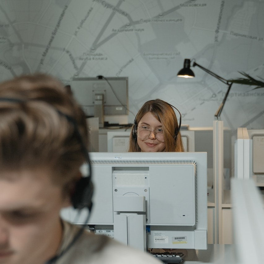 Mitarbeiter sitzen in einem Call Center