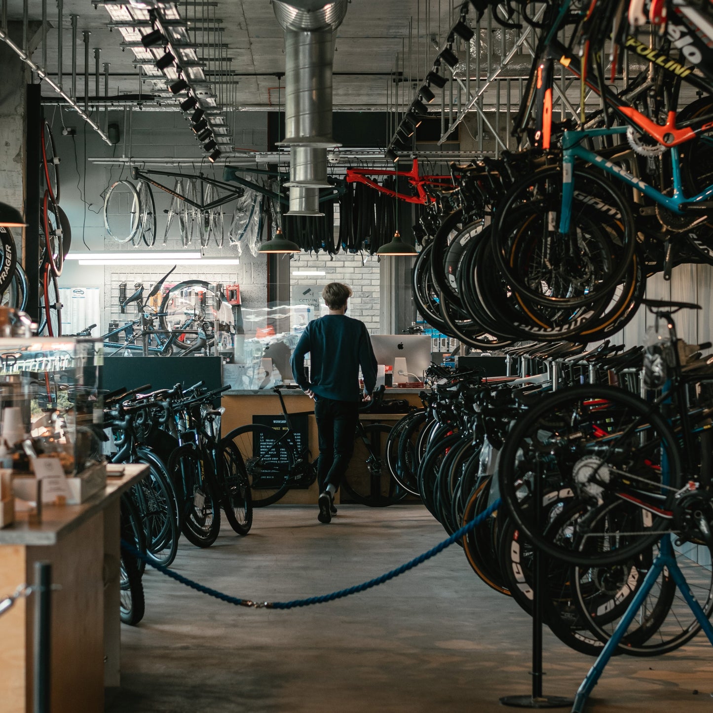 Ein Mann steht an der Theke eines Fahrradladens