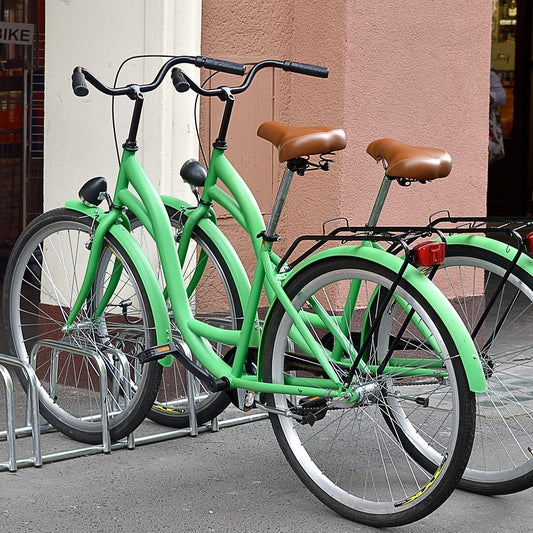 Zwei grüne Fahrräder in einem Fahrradständer