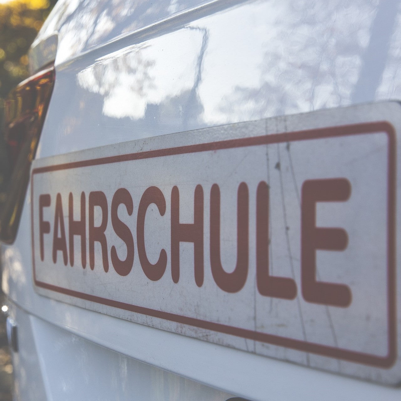 Auto einer Fahrschule mit entsprechendem Schild