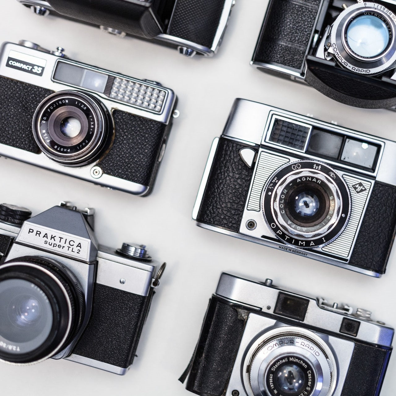 Fotoapparate liegen in einem Fotofachgeschäft aus