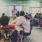 Kinder blicken zum Lehrer in einer Schulklasse