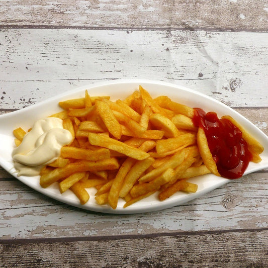 Eine Portion Pommes mit Ketchup und Mayonnaise auf einem Teller