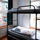 Ein Hochbett steht in einer Jugendherberge