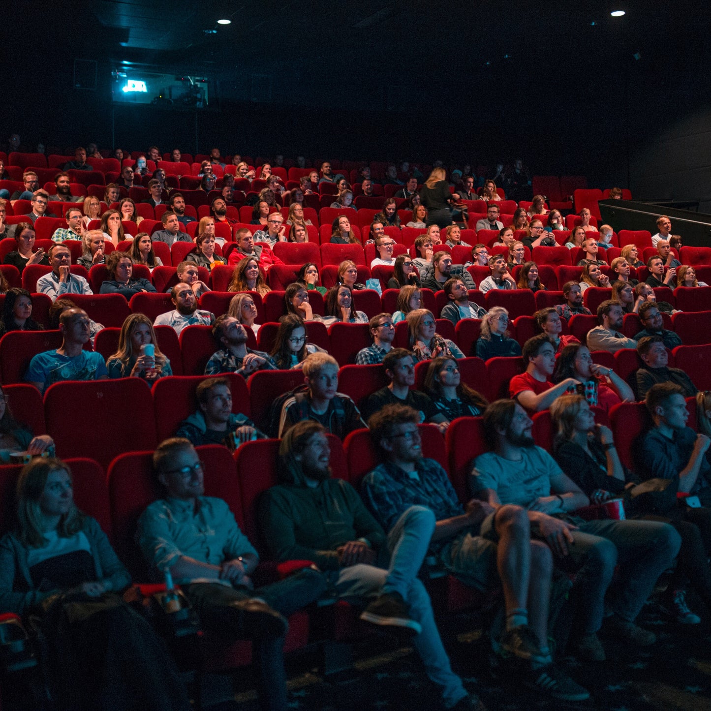 Menschen sitzen in einem Kinosaal und sehen einen Film
