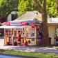Zwei Frauen stehen an einem Kiosk