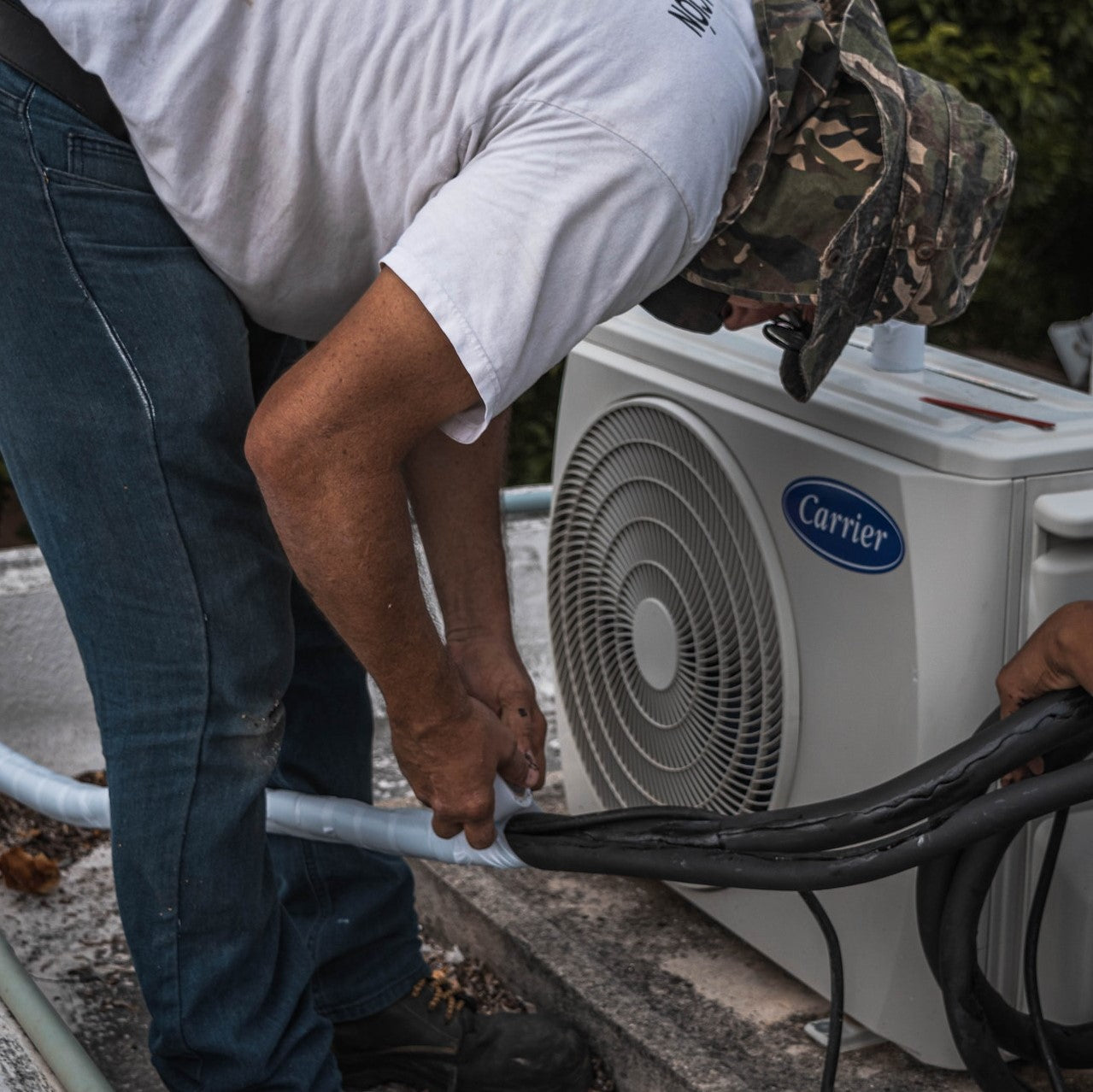Ein Handwerker installiert eine Klimaanlage