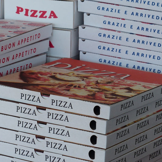 Pizzakartons übereinandergestapelt