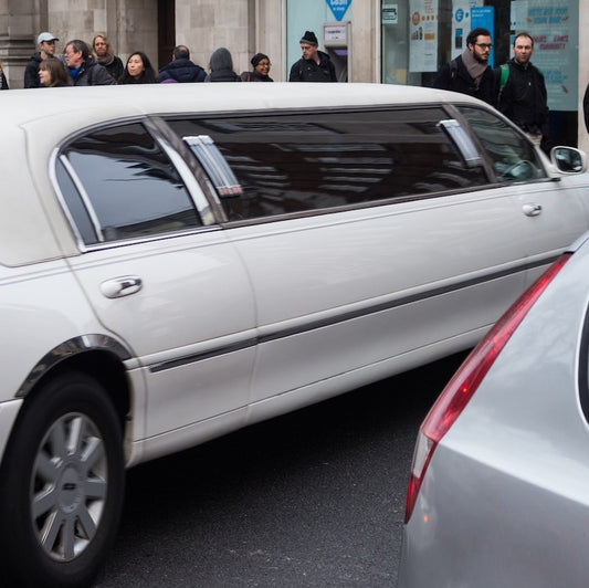 Eine Limousine steht geparkt vor einem Bürgersteig