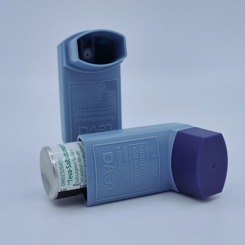 Zwei blaue Asthma-Sprays