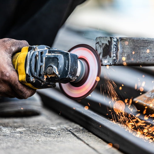 Ein Arbeiter behandelt ein Stück Metall