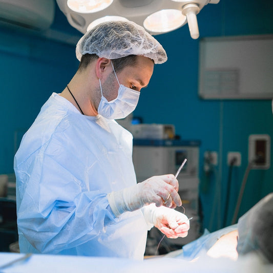 Ein Neurochirurg behandelt einen Patienten