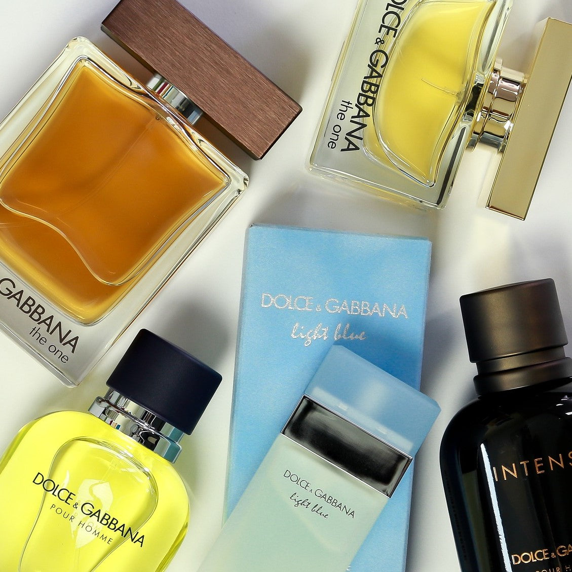 Parfums bekannter Marken liegen nebeneinander