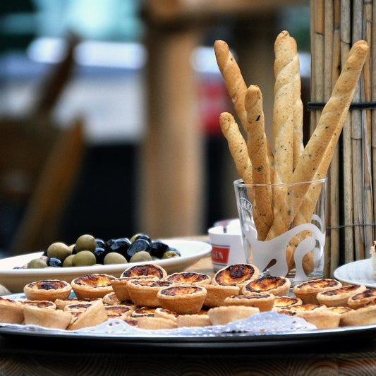 Party-Snacks, die auf einem Tisch stehen