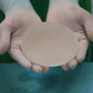 Ein Schönheitschirurg präsentiert ein Brustimplantat aus Silikon