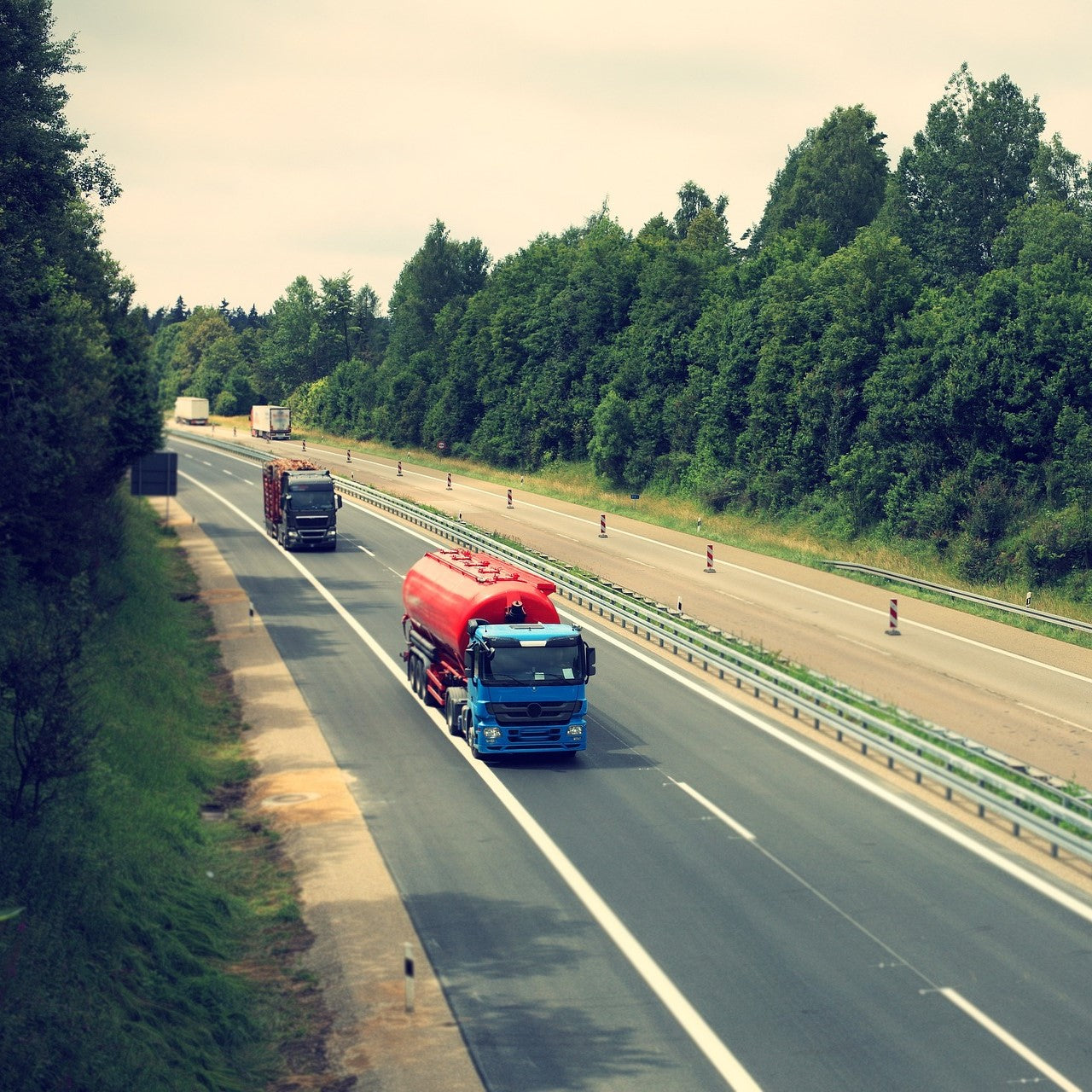 Ein LKW fährt auf einer Autobahn