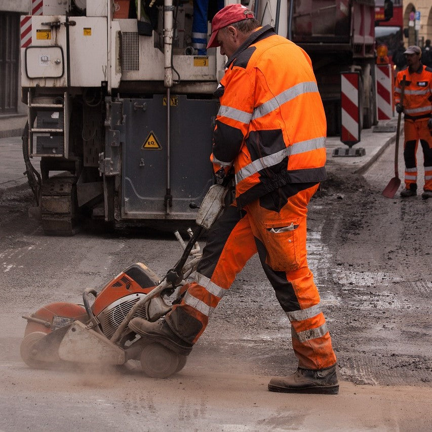 Ein Arbeiter arbeitet auf einer Straße