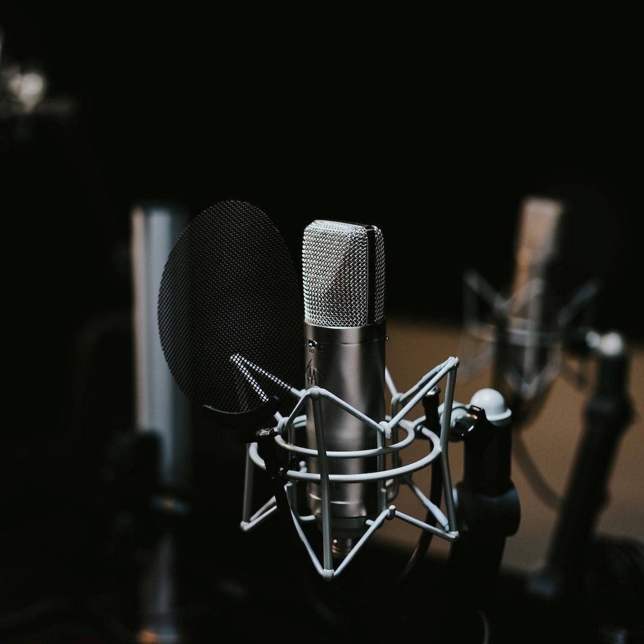 Bild eines Mikrophons in einem Tonstudio