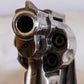 Blick in den Lauf eines Revolvers