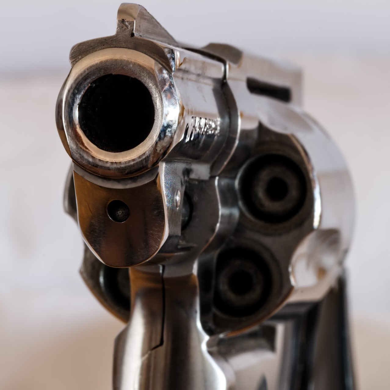 Blick in den Lauf eines Revolvers